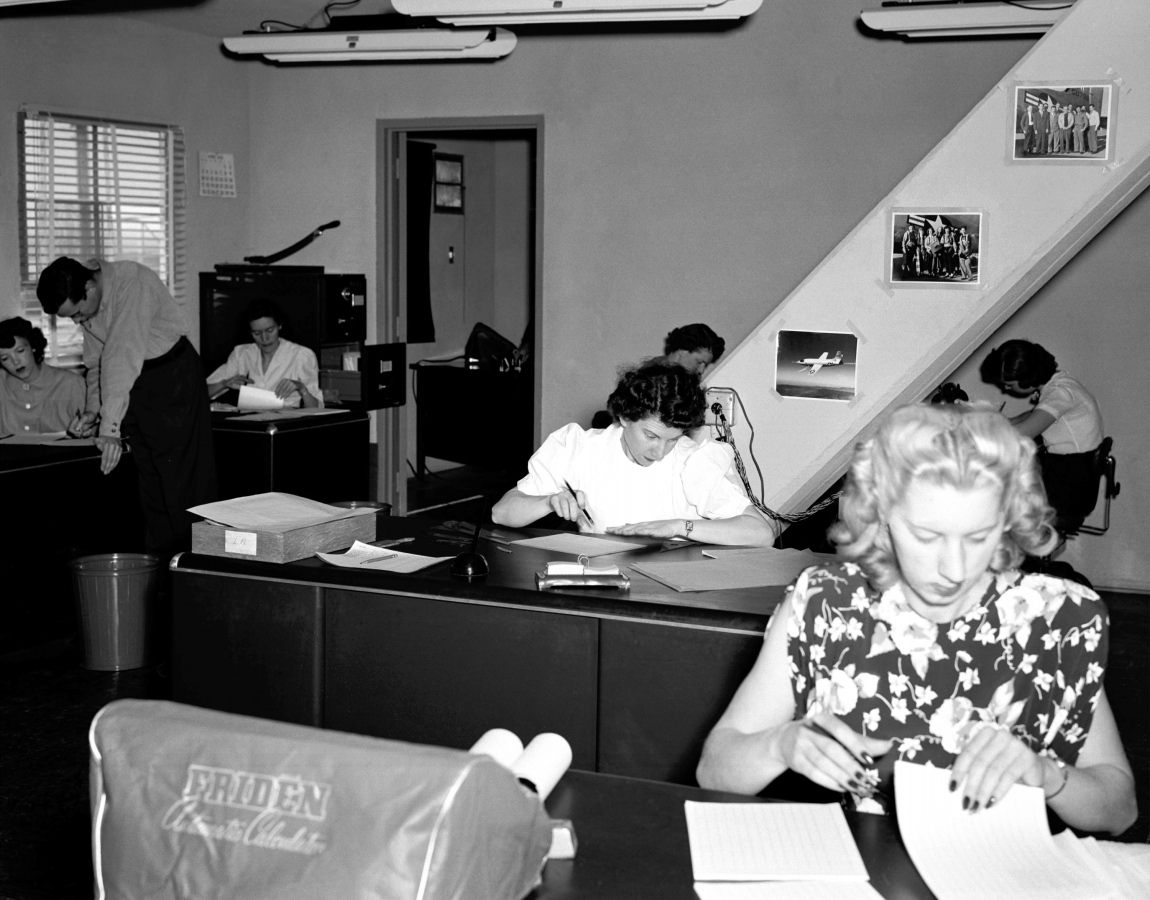 NACA High Speed Flight Station Computer Room (1949). Employees perform computations manually. Source: Wikipedia